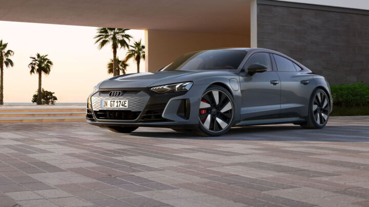 Audi E-TRON GT màu xanh lam, thể hiện vẻ đẹp thể thao và hiện đại của mẫu sedan điện