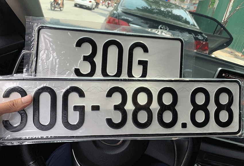 Khung bọc biển số xe ô tô mica viền inox cao cấp, sáng bóng