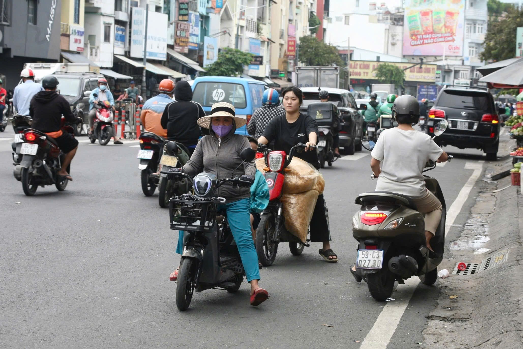 Dòng xe máy đi ngược chiều bất chấp mật độ giao thông đông đúc