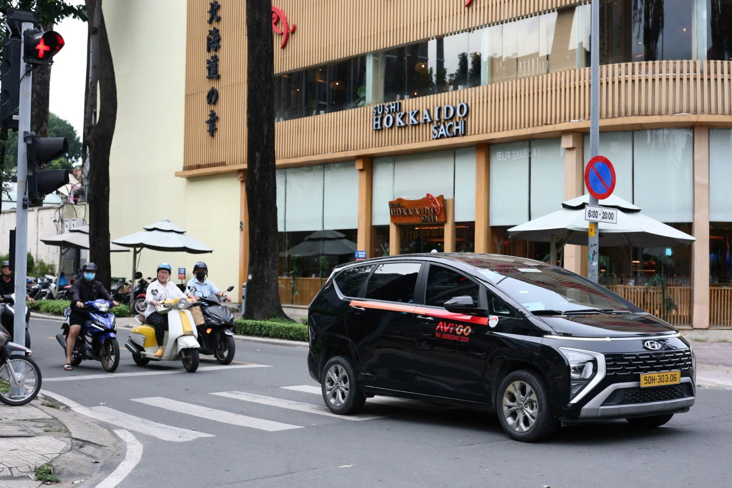 Một xe ô tô vi phạm vượt vạch kẻ đường dành cho người đi bộ trên đường phố