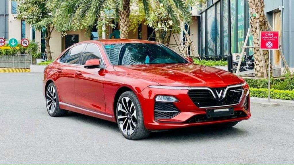 VinFast Lux A2.0 là dòng sedan hạng E ra mắt năm 2018 với thiết kế sang trọng và nhiều tính năng hiện đại.