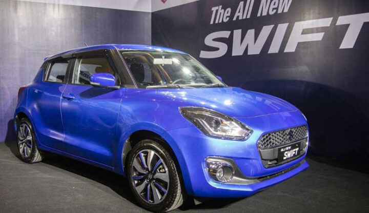 Nội thất xe Suzuki Swift 2021 màu đen, ghế bọc da sang trọng với màn hình giải trí lớn.