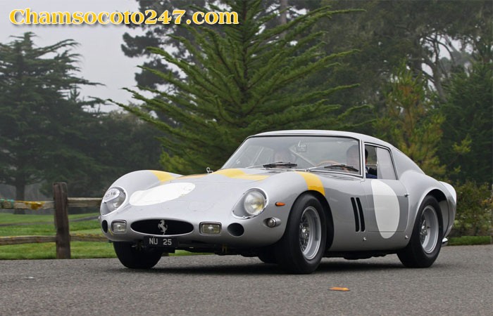 Ferrari 250 GTO đang di chuyển trên đường đua, thể hiện sức mạnh của dòng xe cổ đẹp này.