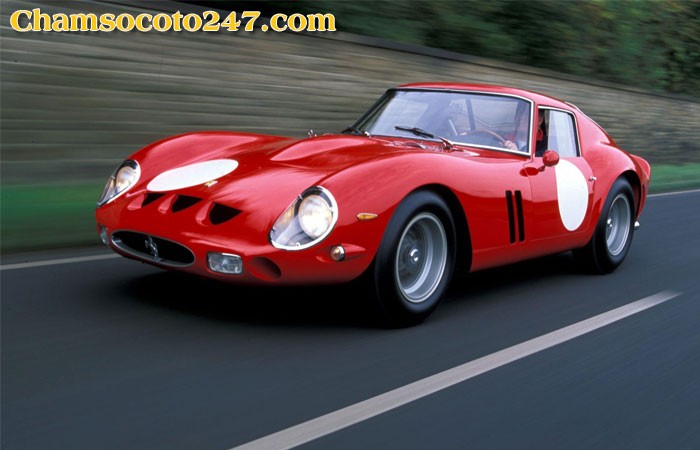 Góc nhìn cận cảnh phần đầu của Ferrari 250 GTO, nhấn mạnh thiết kế khí động học của mẫu xe cổ đẹp.