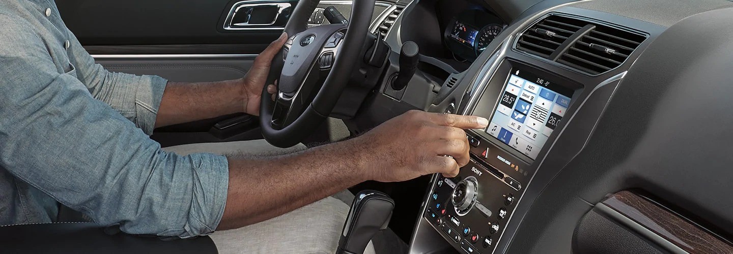 Màn hình trung tâm của xe ô tô Ford Explorer Limited hiển thị hệ thống kết nối thông minh SYNC™ 3, tích hợp Carplay và APPlink.