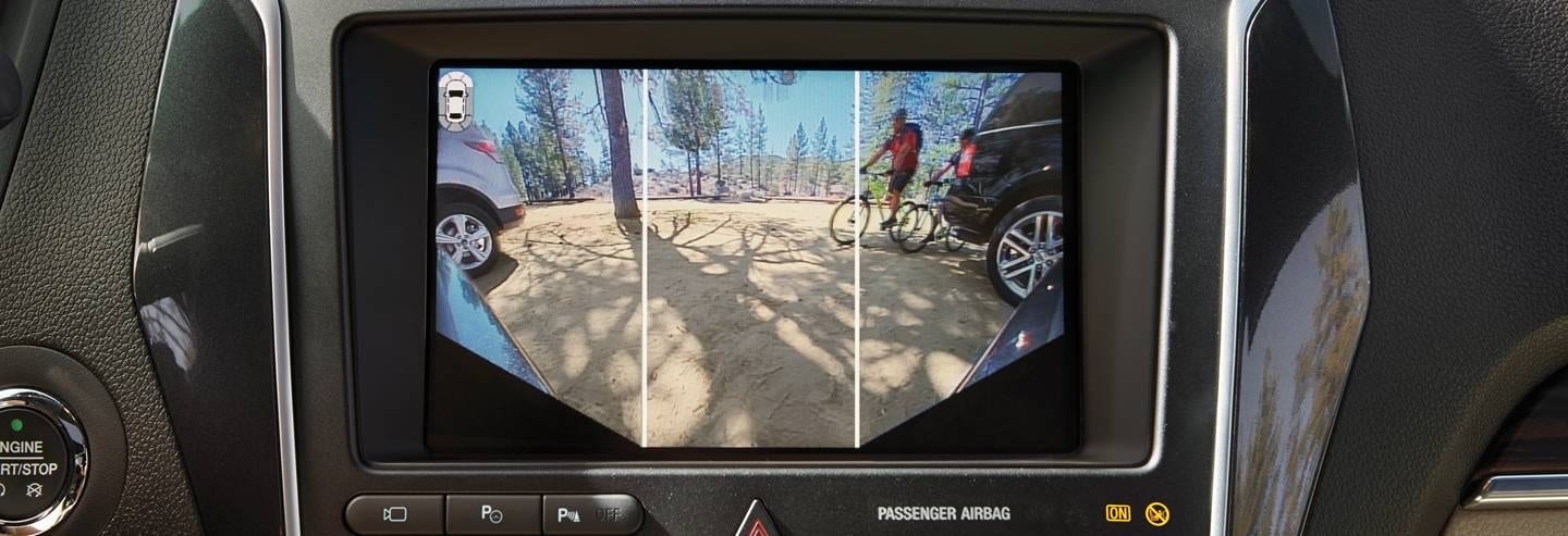 Chế độ xem camera phía trước góc rộng 180 độ trên Ford Explorer Limited, hỗ trợ quan sát khi vào cua và ra khỏi điểm đỗ.