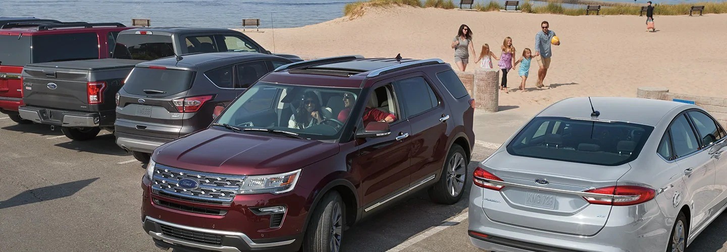 Xe ô tô Ford Explorer Limited đang tự động đỗ xe, minh họa hệ thống Hỗ trợ Đỗ xe Chủ động Thông minh tiện lợi.