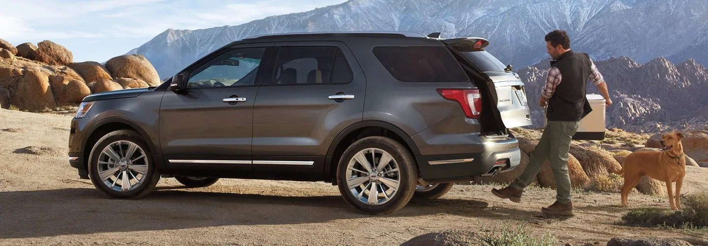 Tính năng cửa hậu đóng mở rảnh tay thông minh trên Ford Explorer Limited, cho phép mở cốp dễ dàng bằng cách đá chân.