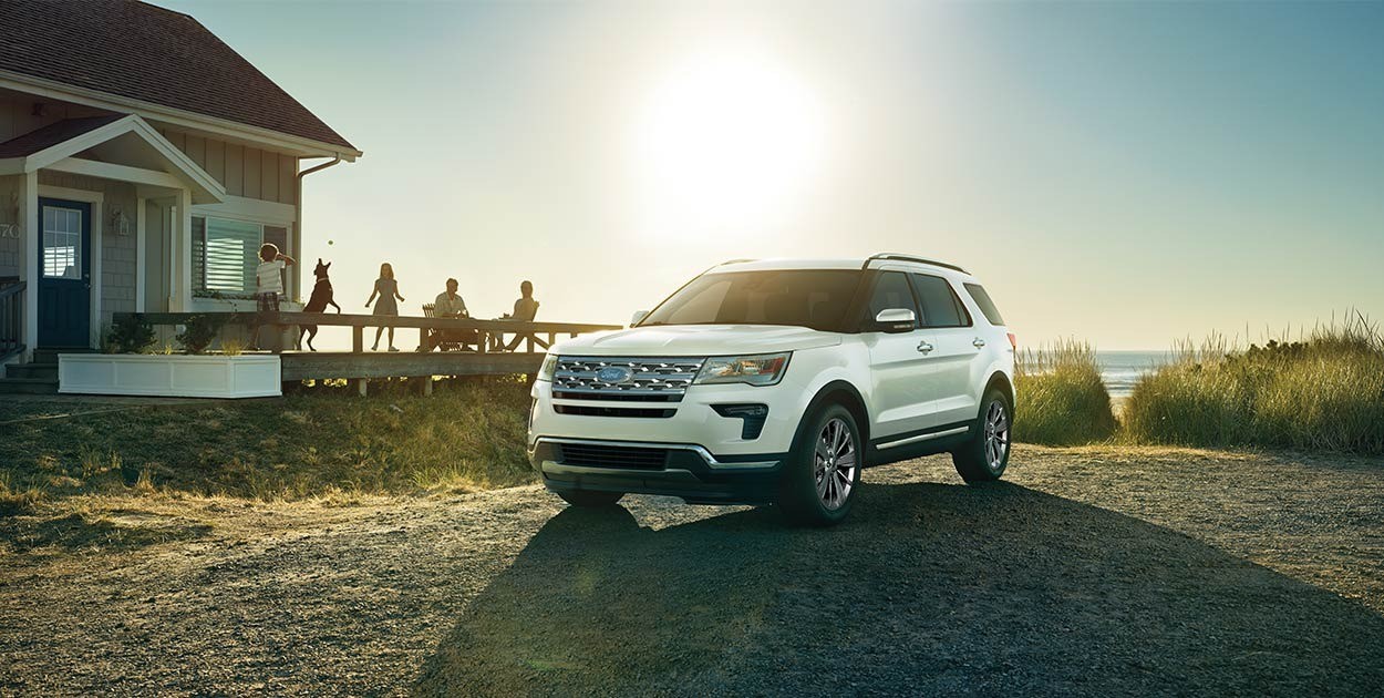 Ngoại thất mạnh mẽ và ấn tượng của xe ô tô Ford Explorer Limited với lưới tản nhiệt mạ crôm và đèn pha LED hiện đại.