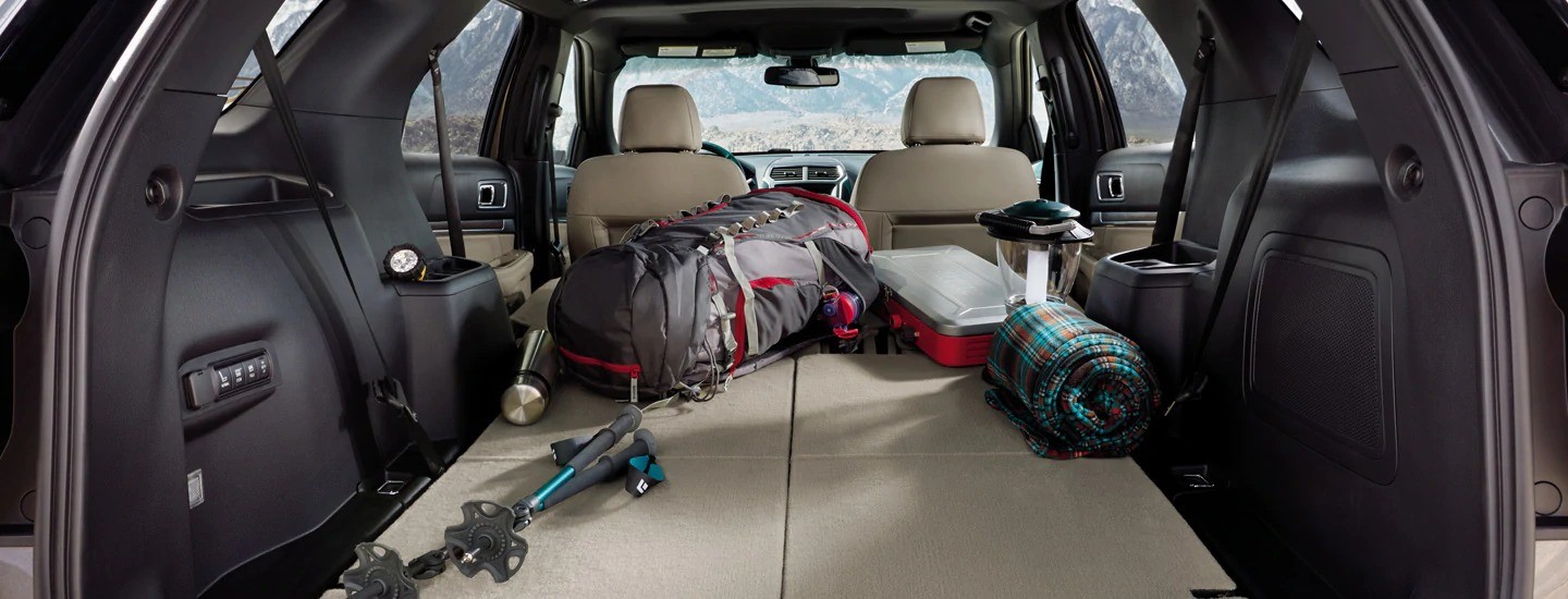 Khoang hành lý rộng rãi của Ford Explorer Limited với hàng ghế thứ ba gập điện, minh họa khả năng chứa đồ linh hoạt của SUV.