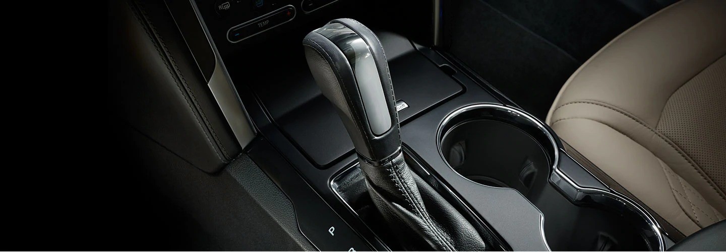 Cần số của xe ô tô Ford Explorer Limited với hộp số tự động 6 cấp SelectShift, cho phép chuyển số thủ công linh hoạt.