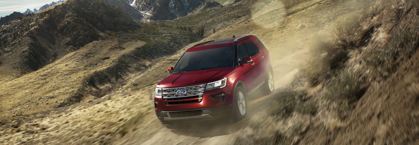 Ford Explorer Limited đổ đèo an toàn, minh họa chức năng của hệ thống Kiểm soát Đổ Đèo, hỗ trợ lái xe trên dốc.