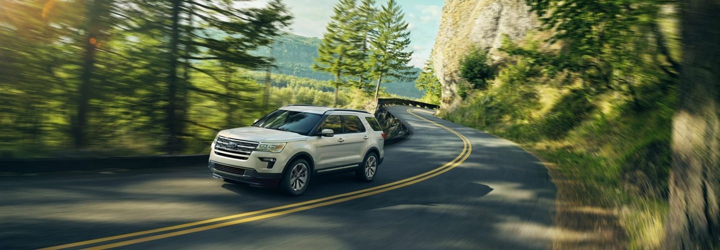 Nội thất sang trọng của xe ô tô Ford Explorer Limited với vô lăng và bảng điều khiển hiện đại, nhấn mạnh các tính năng an toàn.