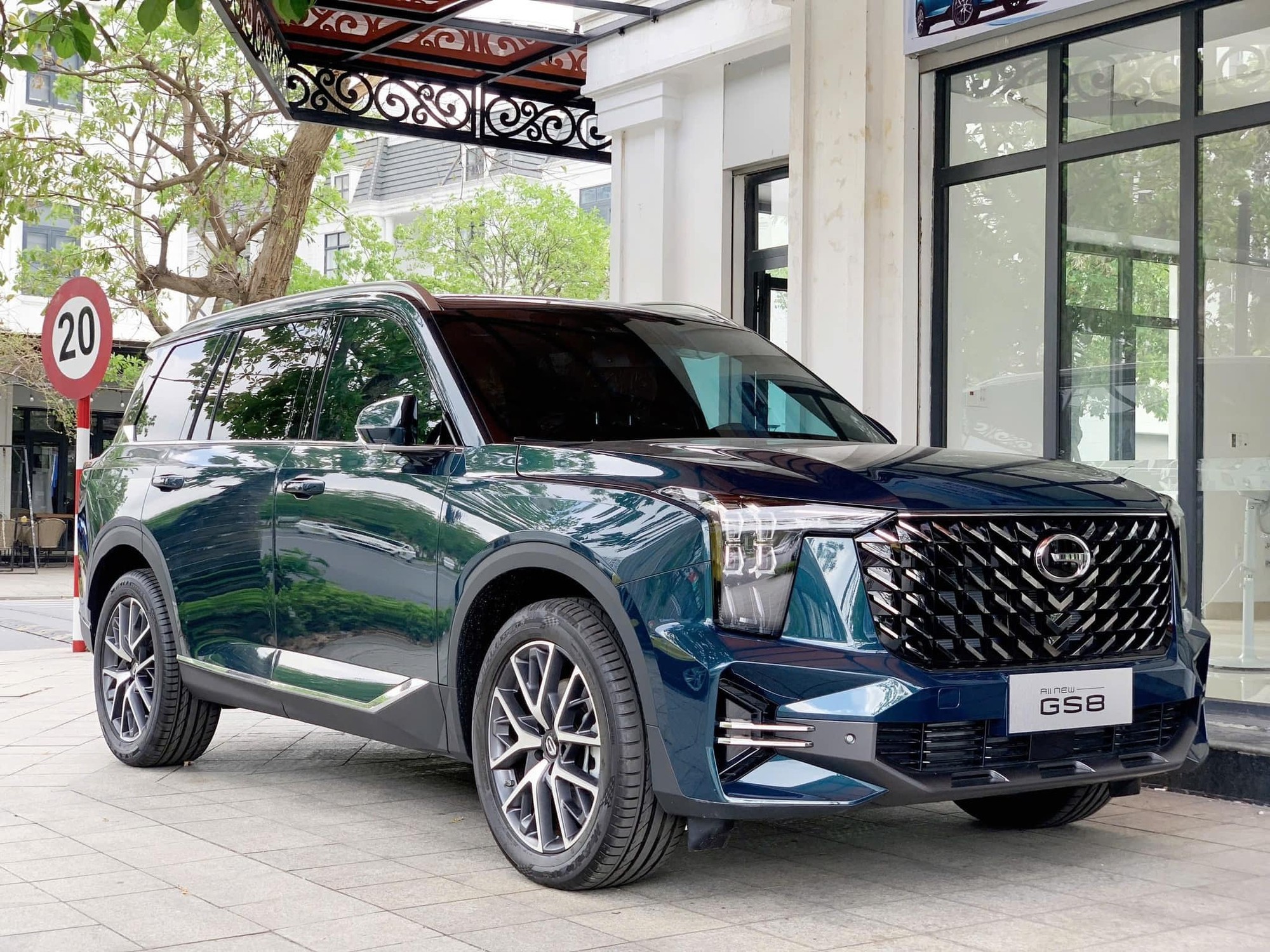GAC GS8 màu trắng với phong cách mạnh mẽ, động cơ Turbo 2.0L, đang được ưu đãi khi mua xe ô tô nhập khẩu giảm giá.