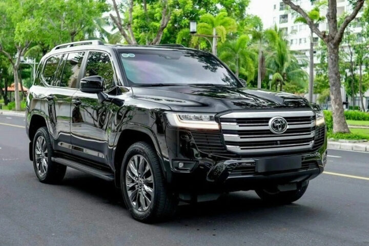 Lô Toyota Land Cruiser thế hệ mới màu trắng, mẫu SUV có giá xe ô tô tăng và được nâng cấp trang bị.