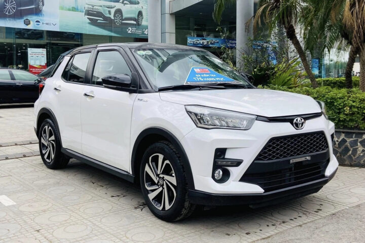 Toyota Raize màu xanh dương, mẫu SUV đô thị nhỏ gọn có giá xe ô tô tăng nhẹ.