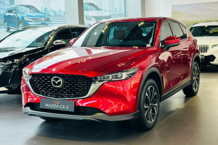 Mazda CX-5 màu trắng, mẫu SUV bán chạy nhất phân khúc C có giá xe ô tô tăng nhưng vẫn giữ lợi thế.