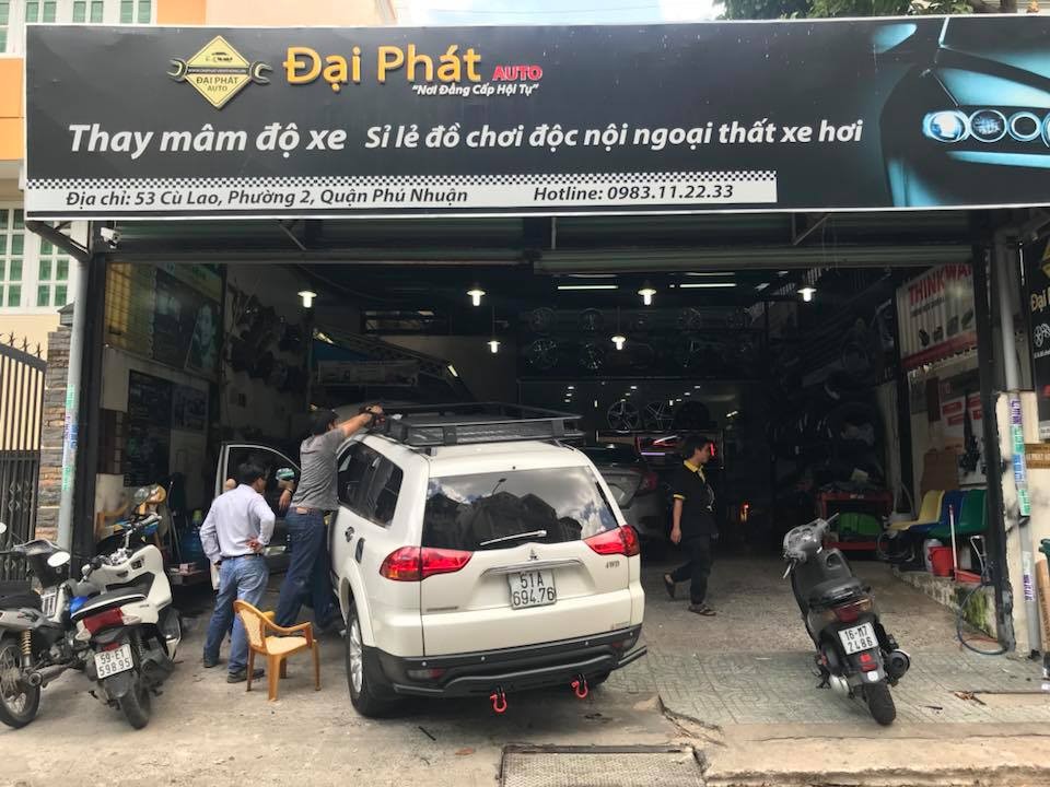 Chuyên gia sửa chữa và độ xe ô tô đang kiểm tra hệ thống điện