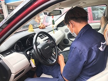 Đội ngũ nhân viên sửa chữa điện ô tô chuyên nghiệp đang làm việc