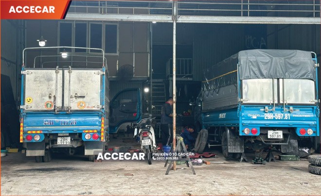 Đội ngũ kỹ thuật viên của Gara Trường Hải 88 đang thực hiện sửa chữa xe tải
