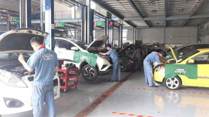Kỹ thuật viên Thanh Phong Auto đang thực hiện quy trình sơn xe ô tô Toyota