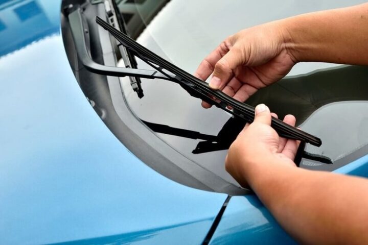 Hướng dẫn chi tiết cách tháo gạt mưa xe ô tô tại nhà
