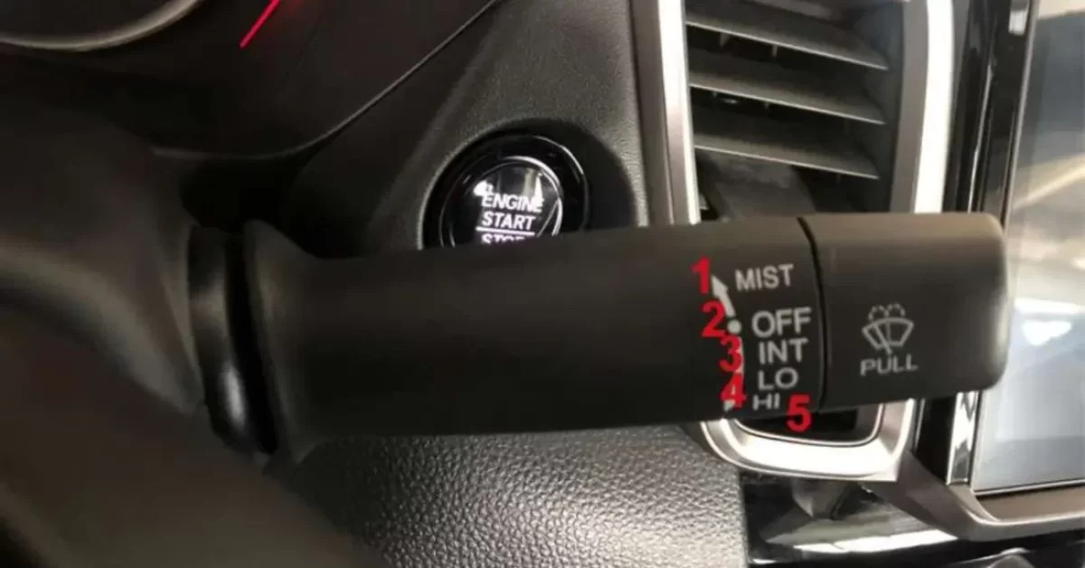 Cần điều khiển gạt nước mưa trên xe ô tô Honda City với các chế độ gạt khác nhau
