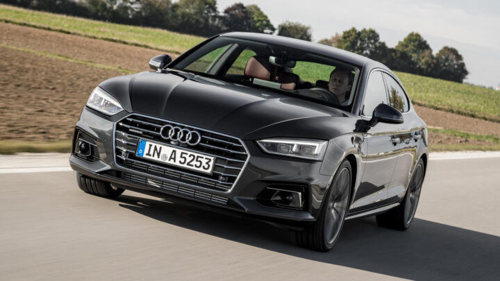 Audi A5 Sportback màu xám bạc, nổi bật với thiết kế thể thao và mui xe dốc