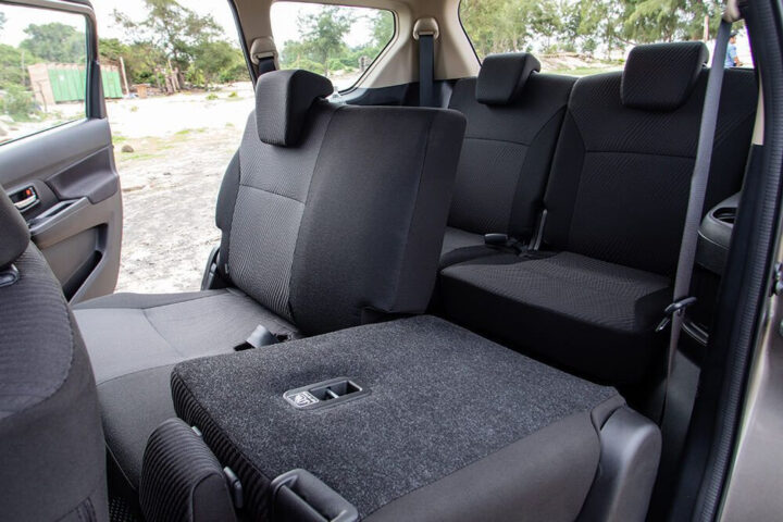 Khoảng để chân rộng rãi trong xe ô tô Suzuki Ertiga, lý tưởng cho người cao