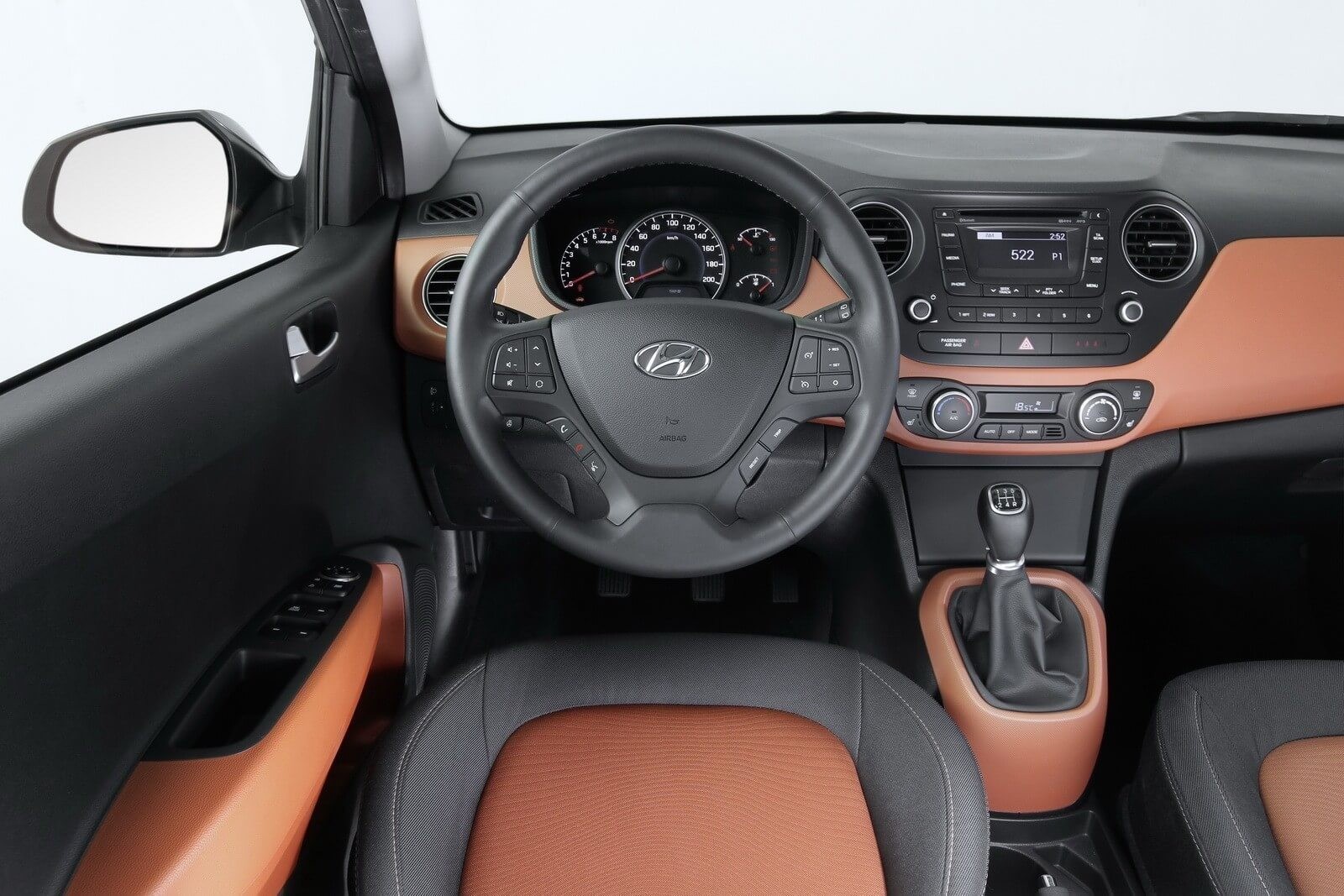 Ghế bọc da sang trọng trong xe ô tô số tự động cỡ nhỏ Hyundai i10