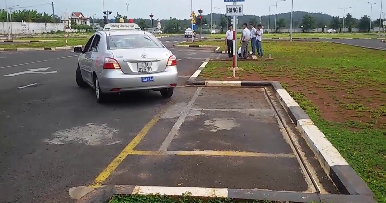 Kỹ thuật ghép xe ngang vào chỗ đỗ