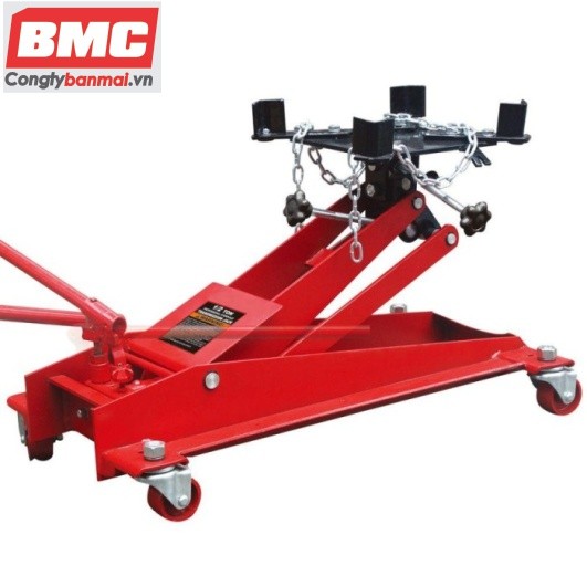 Thợ máy đang làm việc với hộp số xe tải trên giá đỡ hộp số kiểu nằm