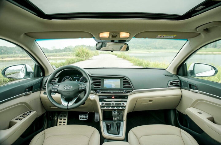 Khoang nội thất rộng rãi của Hyundai Elantra, mẫu xe ô tô có cửa sổ trời