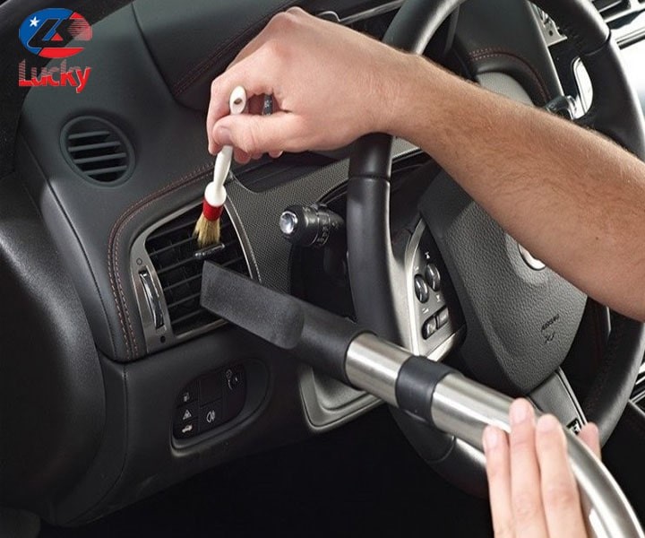 Dịch vụ dọn vệ sinh nội thất xe ô tô nằm trong bảng giá rửa xe ô tô TPHCM