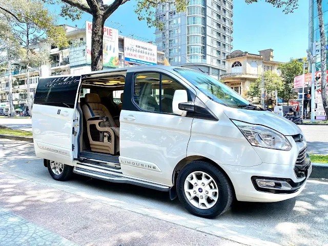 Chi tiết giá xe ô tô Limousine Ford Tourneo 7 chỗ cao cấp
