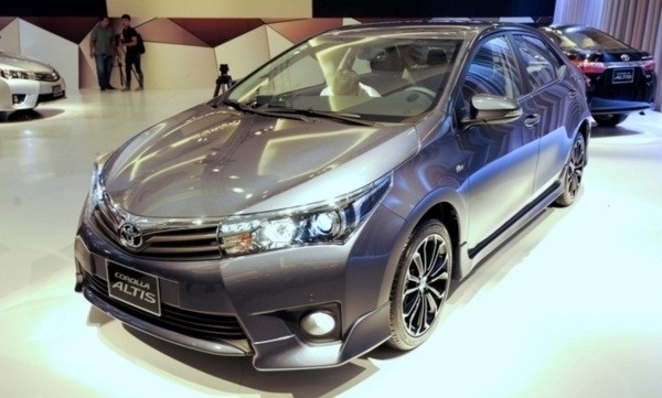 Mẫu sedan Toyota Corolla Altis 2014 sang trọng, được quan tâm trong bảng giá xe ô tô 2015