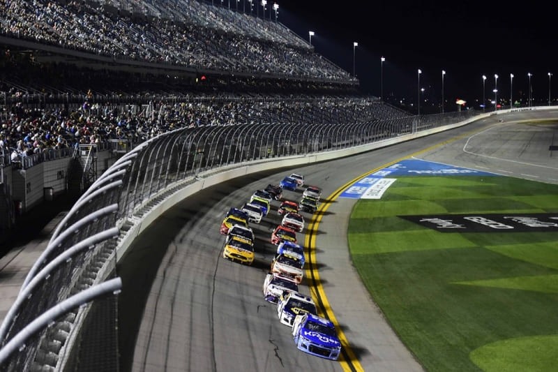 Xe đua NASCAR trên đường đua, một trong các giải đua xe ô tô phổ biến ở Mỹ