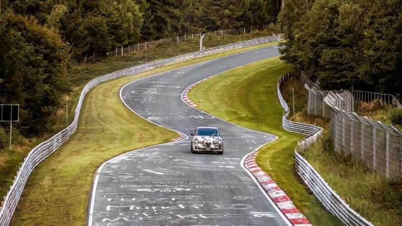 Xe đua trên đường đua Nürburgring, thử thách khắc nghiệt cho các giải đua xe ô tô