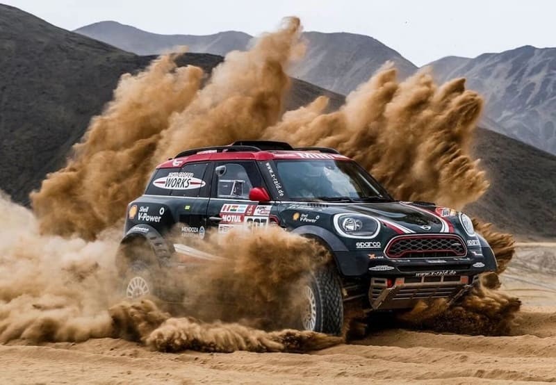 Xe địa hình tham gia Dakar Rally, một trong các giải đua xe ô tô việt dã khắc nghiệt nhất