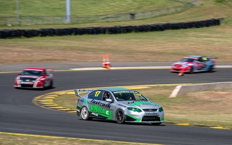 Xe đua V8 Supercars trên đường đua Bathurst, đại diện cho các giải đua xe ô tô V8
