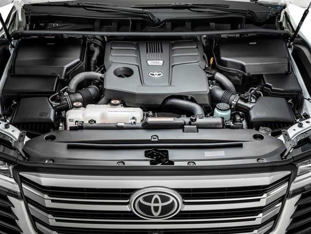 Cận cảnh động cơ V6 3.5L Twin Turbo mạnh mẽ của Toyota Land Cruiser 2024, minh chứng cho hiệu suất vượt trội xứng tầm với giá xe ô tô Toyota Land Cruiser.