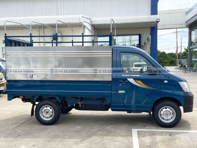 Mặt trước của xe ô tô tải Thaco Towner 990kg, thiết kế nhỏ gọn