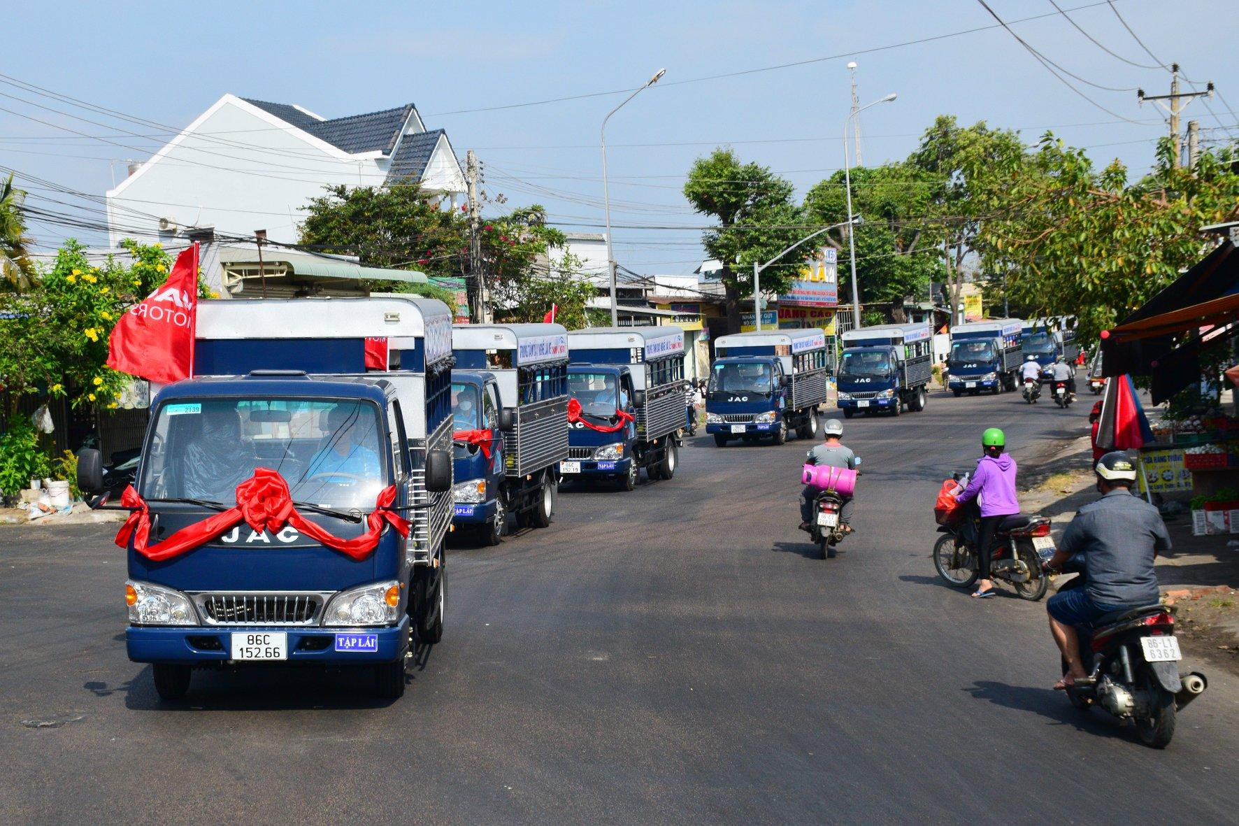 đoàn xe tập lái hạng c diễu hành sau lễ bàn giao