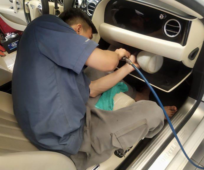 Vệ sinh bảng taplo xe ô tô bằng dung dịch chuyên dụng để bảo dưỡng và làm sáng bóng