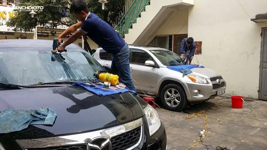 Hãy mang xe của bạn ra tiệm sửa chữa nếu không thể tự khắc phục vết xước