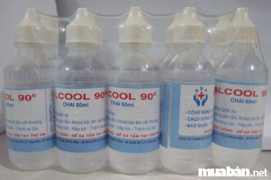 Hình ảnh một chai cồn 90 độ, vật liệu phổ biến dùng để sát trùng và tẩy rửa, bao gồm cả vết bút xóa trên bề mặt xe ô tô