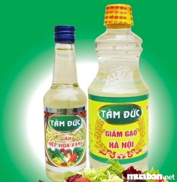 Hình ảnh một bát giấm ăn với những quả cà chua tươi, minh họa cho phương pháp tự nhiên dùng giấm để tẩy vết bút xóa trên xe ô tô