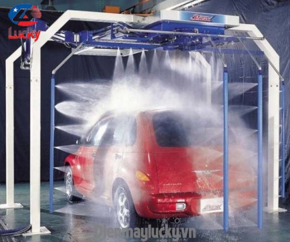 Hệ thống băng chuyền rửa xe ô tô tự động với các bàn chải và vòi phun hoạt động đồng bộ