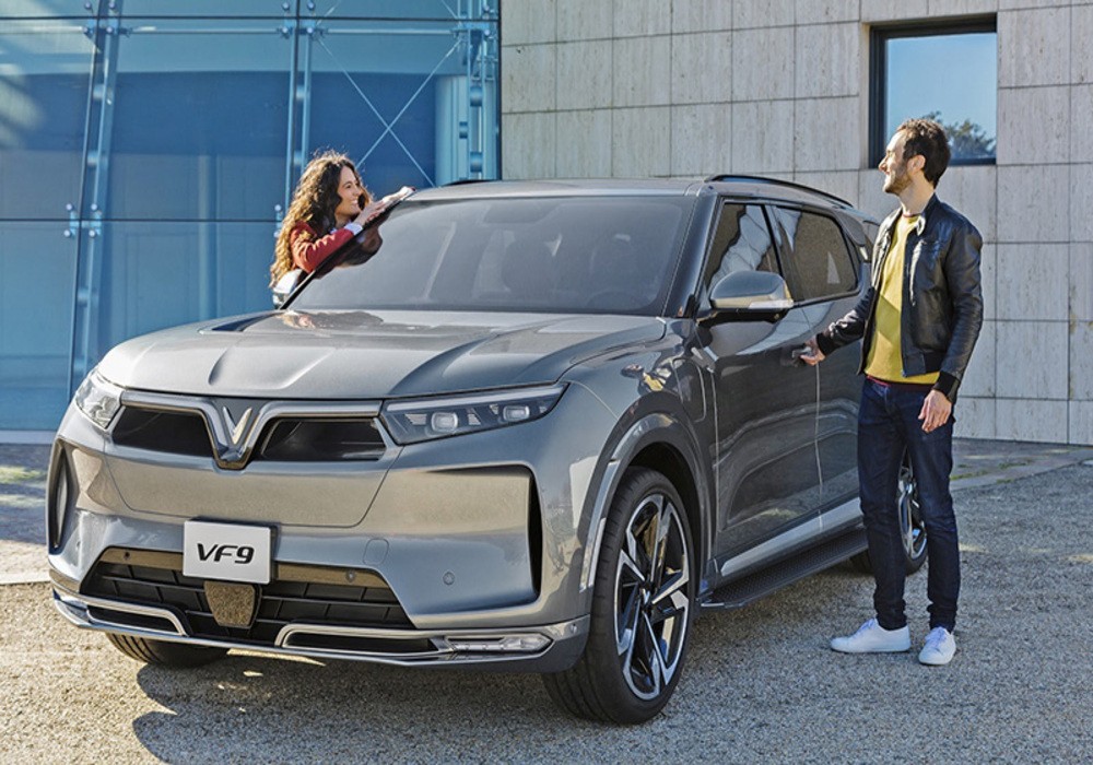 Hình ảnh xe ô tô điện VinFast VF 9 màu trắng, kết quả hợp tác với Pininfarina, nổi bật với thiết kế khí động học tinh xảo, thể hiện sự sang trọng và hiệu suất cao.