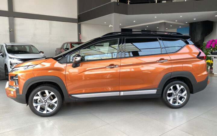 Phần thân xe nổi bật với đường nét khỏe khoắn trên mẫu xe ô tô 7 chỗ Mitsubishi Xpander Cross 2023